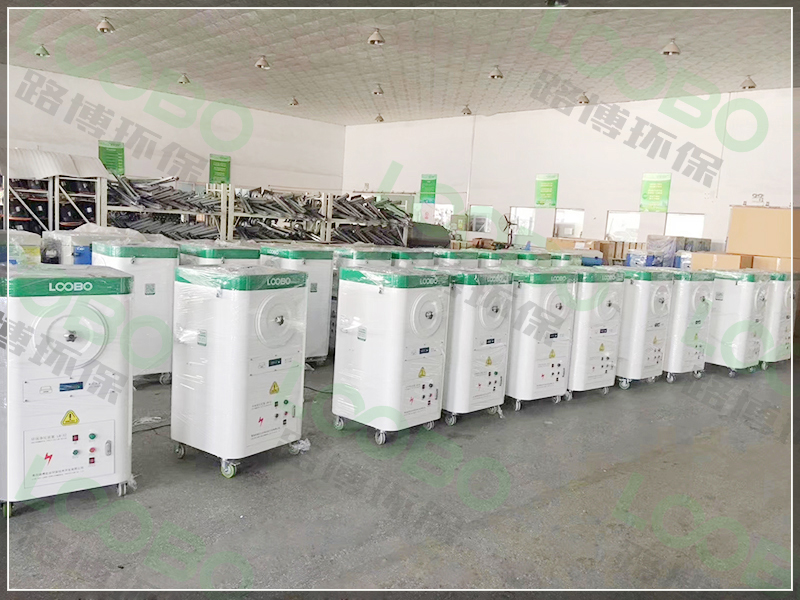 簡單的介紹一下，焊接車間行走的環(huán)保衛(wèi)士，移動式焊接煙塵凈化器